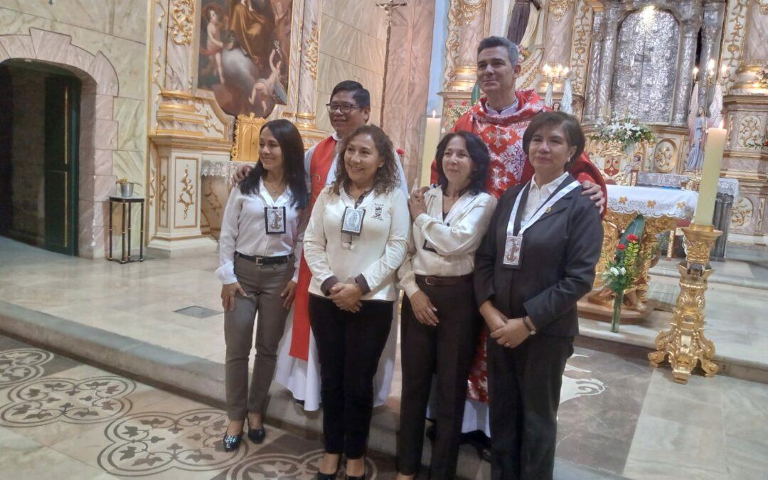 El padre provincial con nuestras monjas y seglares de Cochabamba