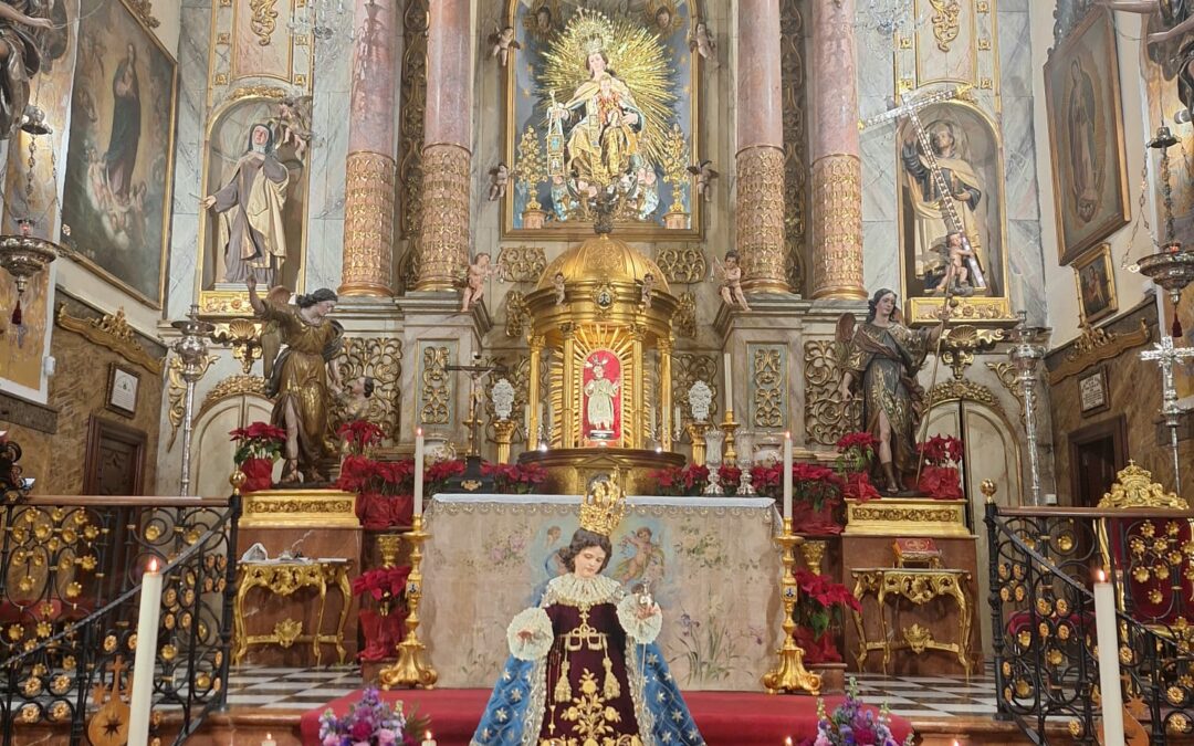 Besamans al Miraculós Nen Jesús de Praga a l’església del Santo Ángel de Sevilla