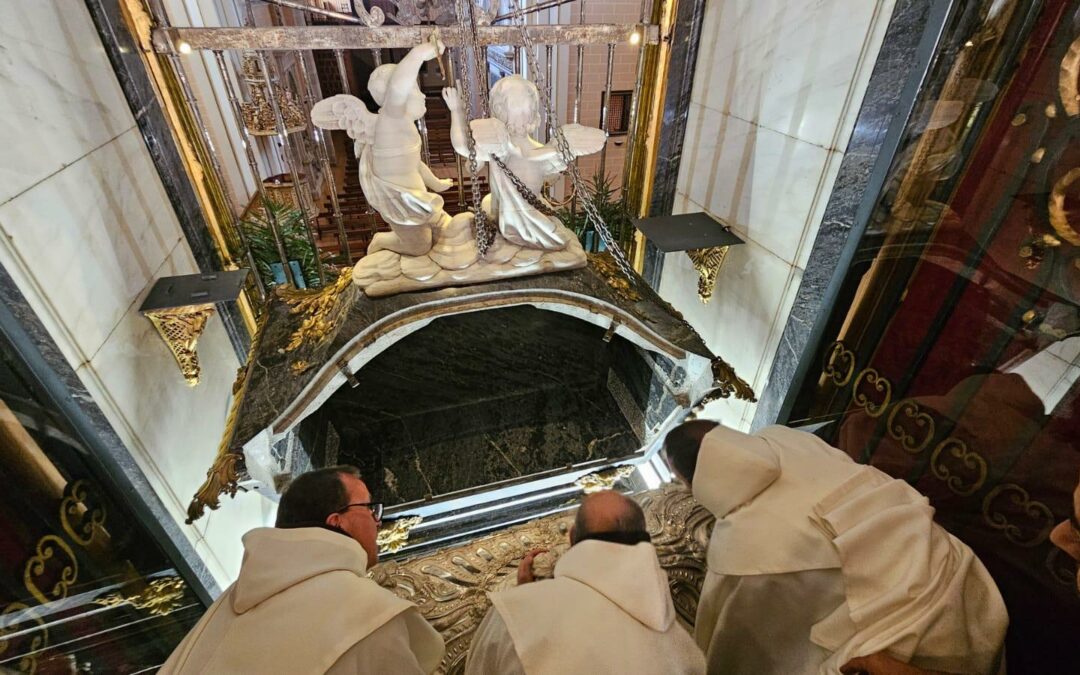 Acaba la primera fase de l’estudi del sepulcre de santa Teresa amb les primeres conclusions mèdiques