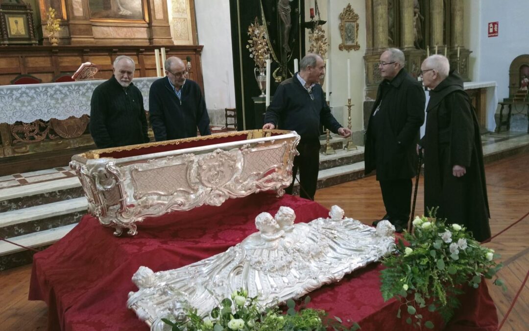 Toledo acoge la veneración de la urna y el relicario del brazo de Santa Teresa tras su restauración