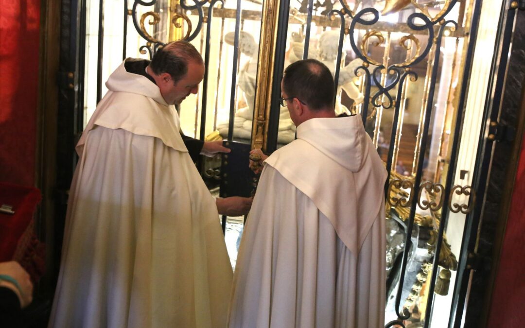 Santa Teresa vuelve a su sepulcro en Alba de Tormes tras una multitudinaria procesión