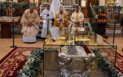 La diòcesi d’Àvila pelegrina a Alba de Tormes per a venerar santa Teresa, encapçalada pel bisbe Jesús Rico