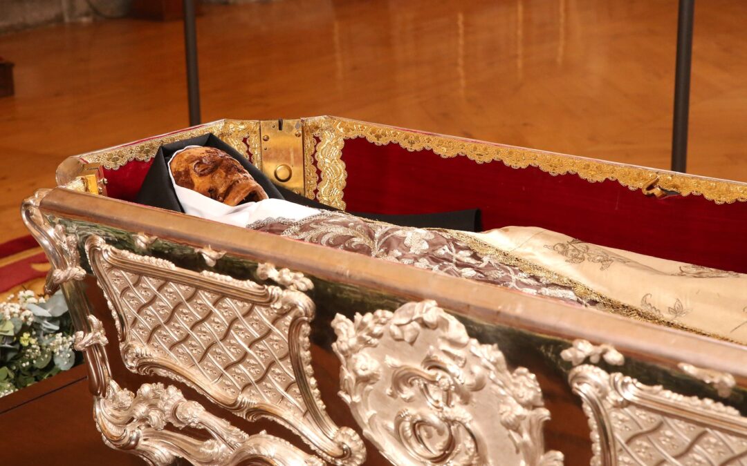 Comienza la veneración pública del cuerpo de Santa Teresa de Jesús
