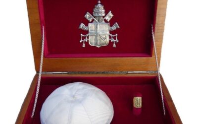 La xarxa Huellas de Teresa exposa l’anell i el solideu regalats per sant Joan Pau II al convent de San José (Àvila)