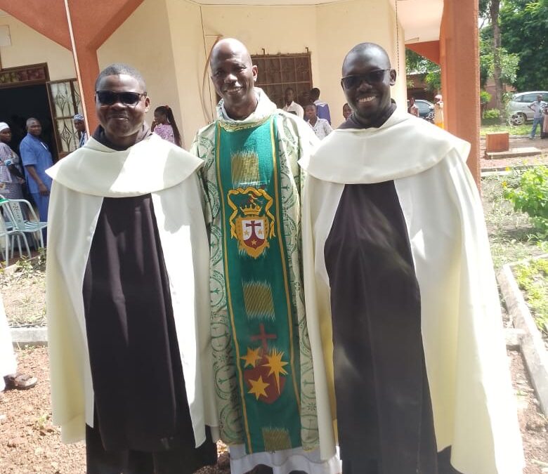 Profesión simple de dos jóvenes carmelitas en la Delegación de África