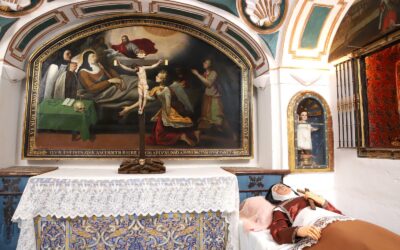 La celda de la muerte de Santa Teresa de Jesús se enriquece con la escultura de un Cristo crucificado del siglo XVII recién restaurada