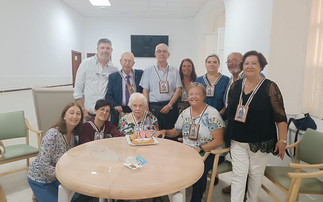 La germana Carmen Palacios, del Carmel Seglar de Cadis, celebra el seu 100 aniversari