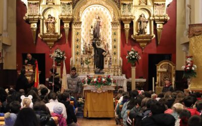 El Colegio San Juan de la Cruz de Medina del Campo celebra por primera vez la procesión del Santo por las calles de la villa
