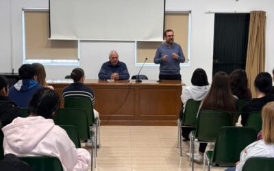 La figura de San Juan de la Cruz llega a los jóvenes a través de charlas en colegios de Granada