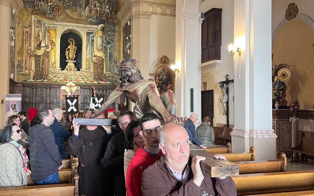 La Cofradía del Cristo de la Noche Oscura realiza una estación devocional en San Miguel de Úbeda