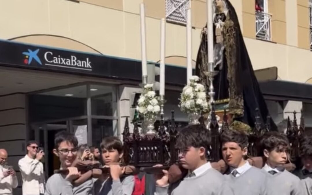 El Colegio El Carmen de Córdoba celebra un Vía Crucis en clave sanjuanista
