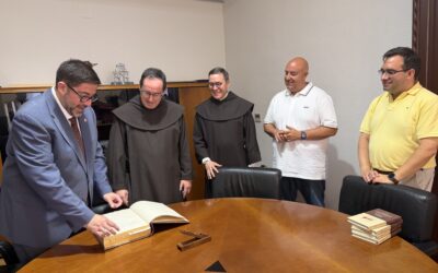 El Padre General de los Carmelitas Descalzos firma en el Libro de Honor del Ayuntamiento de Ávila