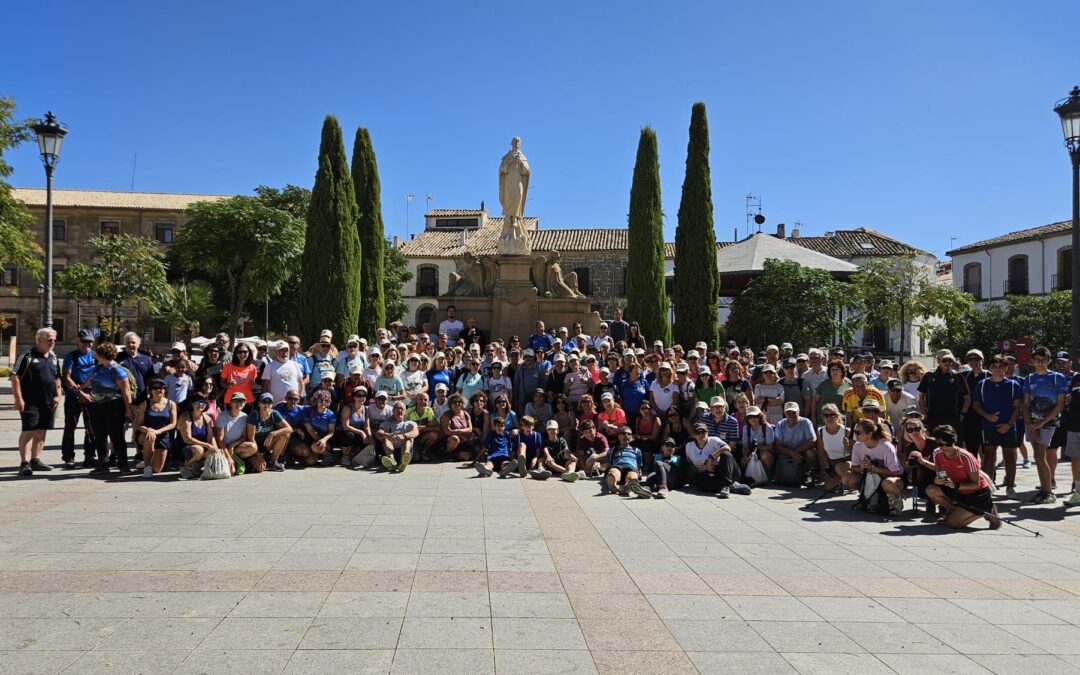 250 peregrinos recorren a pie el camino entre Baeza y Úbeda tras las huellas de San Juan de la Cruz