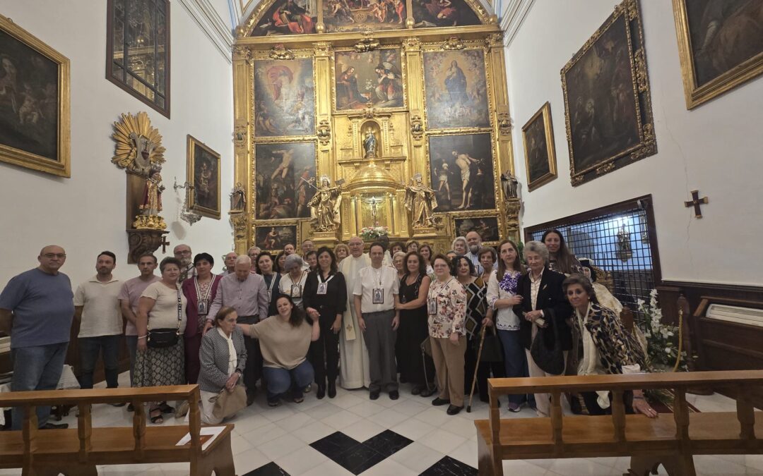 Dos nuevos hermanos del Carmelo Seglar reciben el escapulario en el Monasterio de las Carmelitas Descalzas de Jaén
